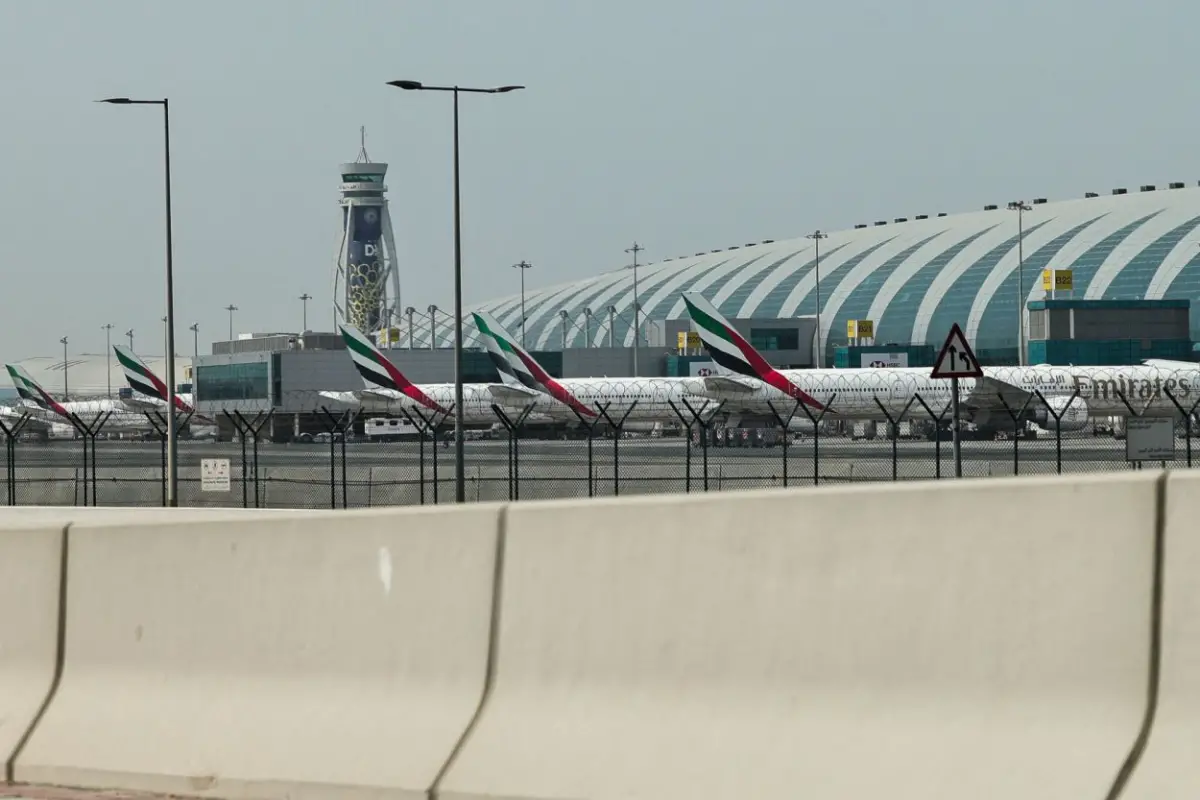 EN LA PISTA. Aviones de la aerolínea Emirates, estacionados en el Aeropuerto Internacional de Dubai en Dubai, a la espera de la autorización para volar.