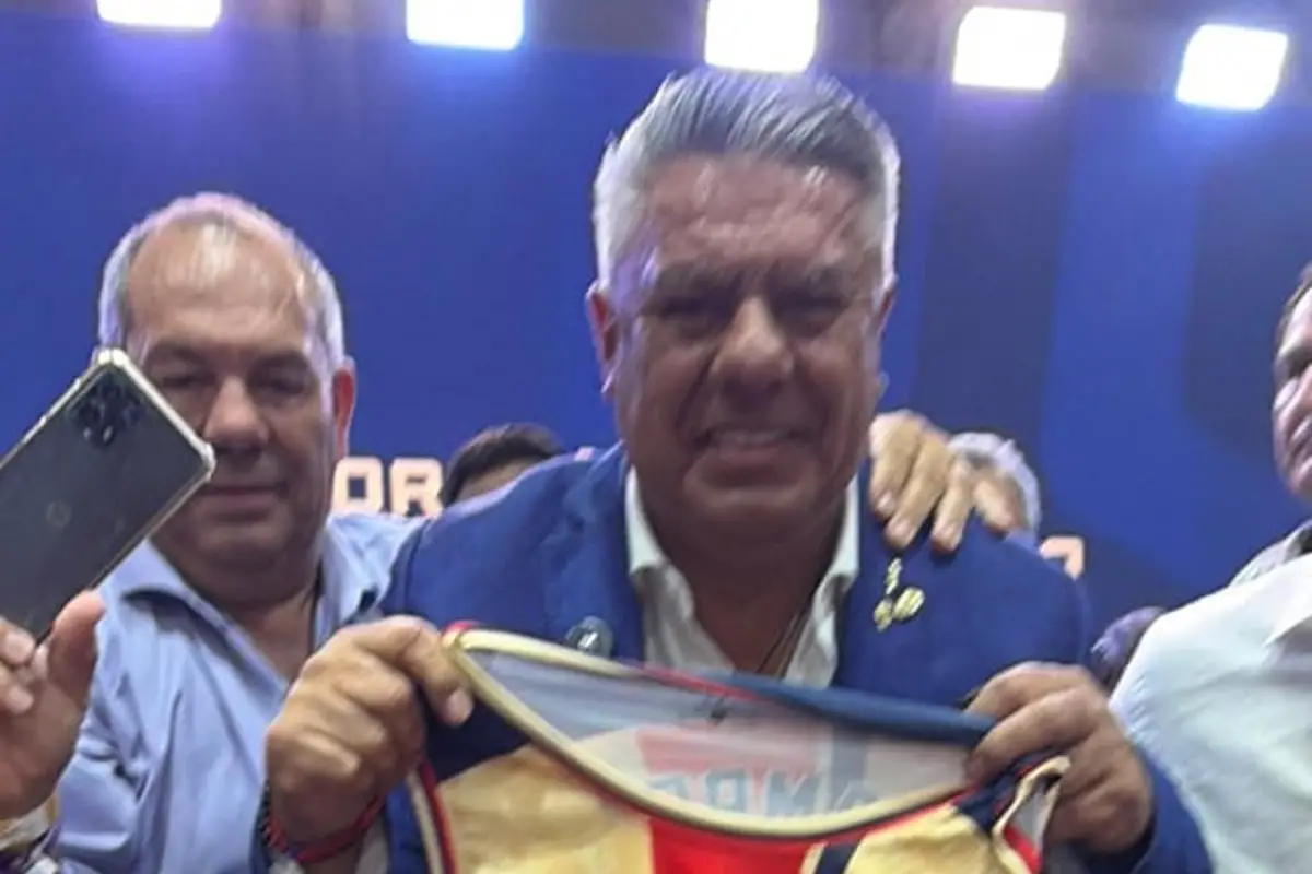 Chiqui Tapia, presidente de AFA, posó con la musculosa del Rojo.