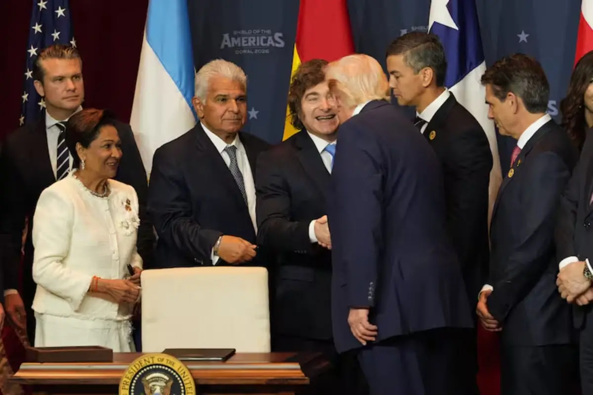 Danald Trump saluda a Javier Milei, en el acto oficial.