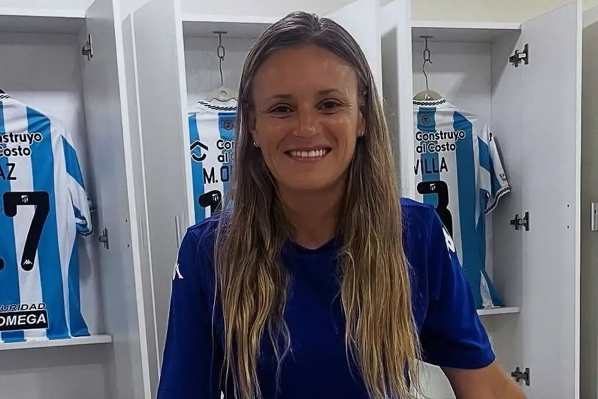 DIETA DE ALTO VUELO. La nutricionista Belén Varela posa con los colores de Atlético durante la previa de uno de los tantos partidos del plantel profesional.