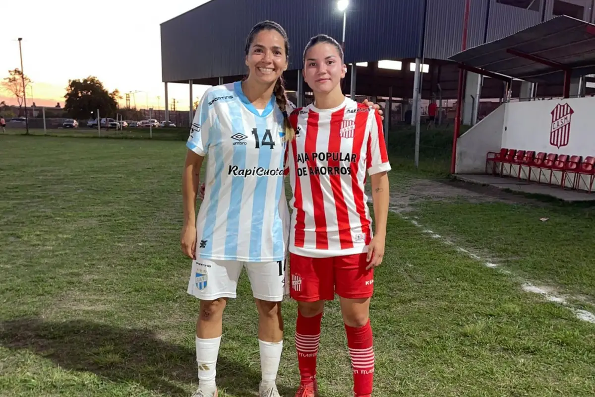 HAY PICA. Rosario Sosa (izquierda) y su hija Camila Nanclares (derecha) no perdonan: disputan cada pelota como si fuera la última en el clásico tucumano.