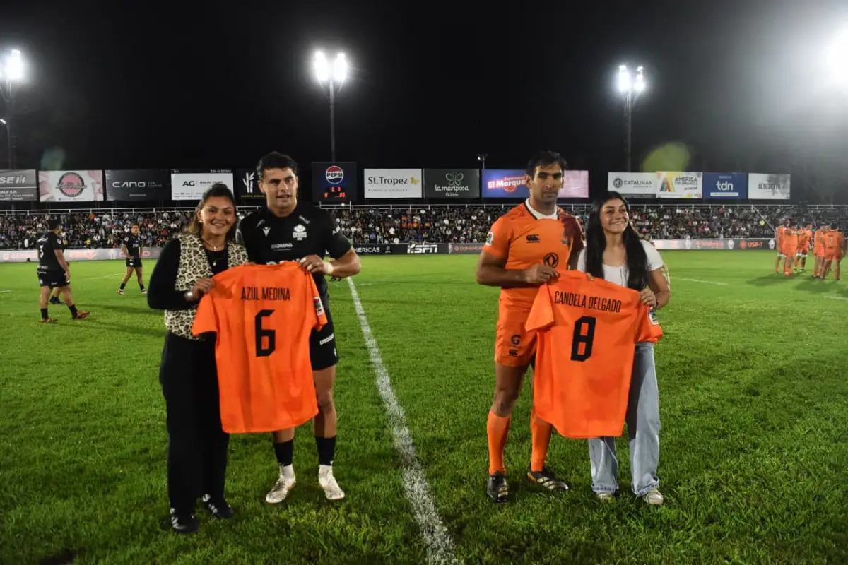 HOMENAJEADAS. Azul Medina y Candela Delgado recibiendo sus camisetas por parte de los capitanes Faustino Sanchez y Matías Orlando | FOTO: Osvaldo Ripoll.