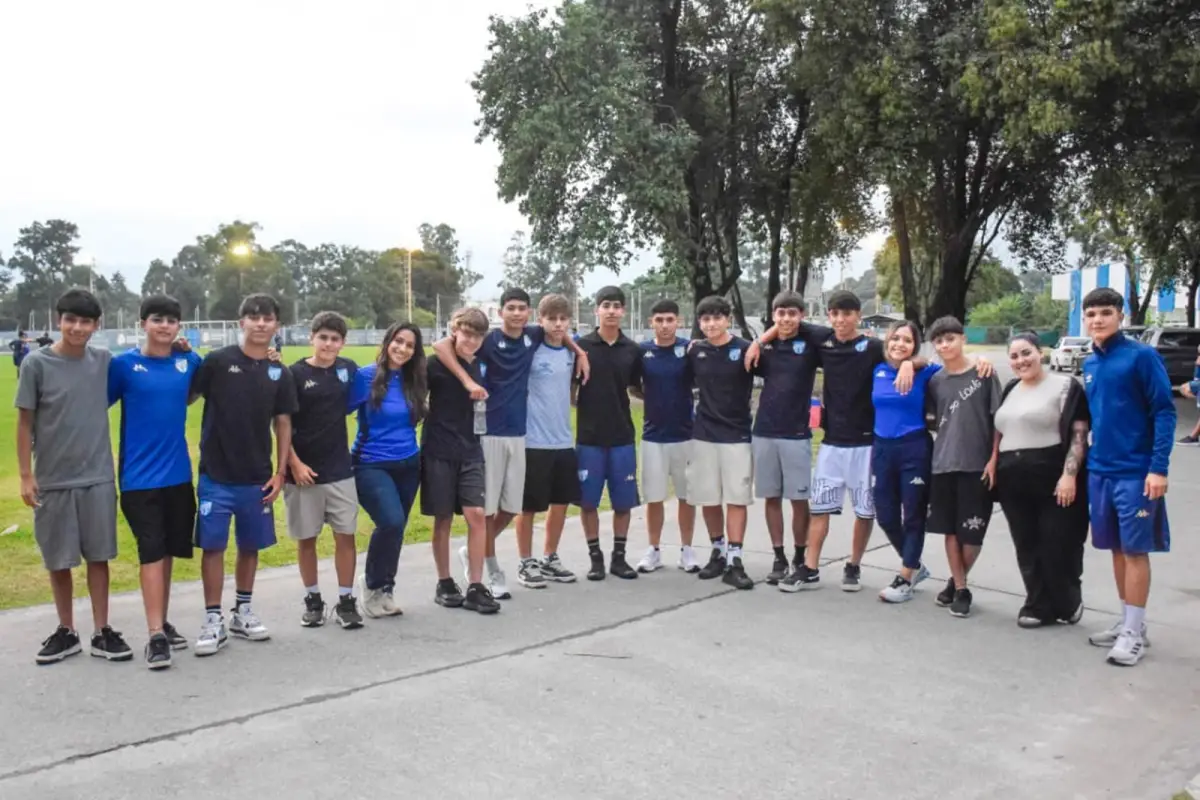 MÁS QUE FÚTBOL. Las coordinadoras de la pensión acompañan el día a día de los chicos, desde la escuela hasta los momentos de recreación en el club.