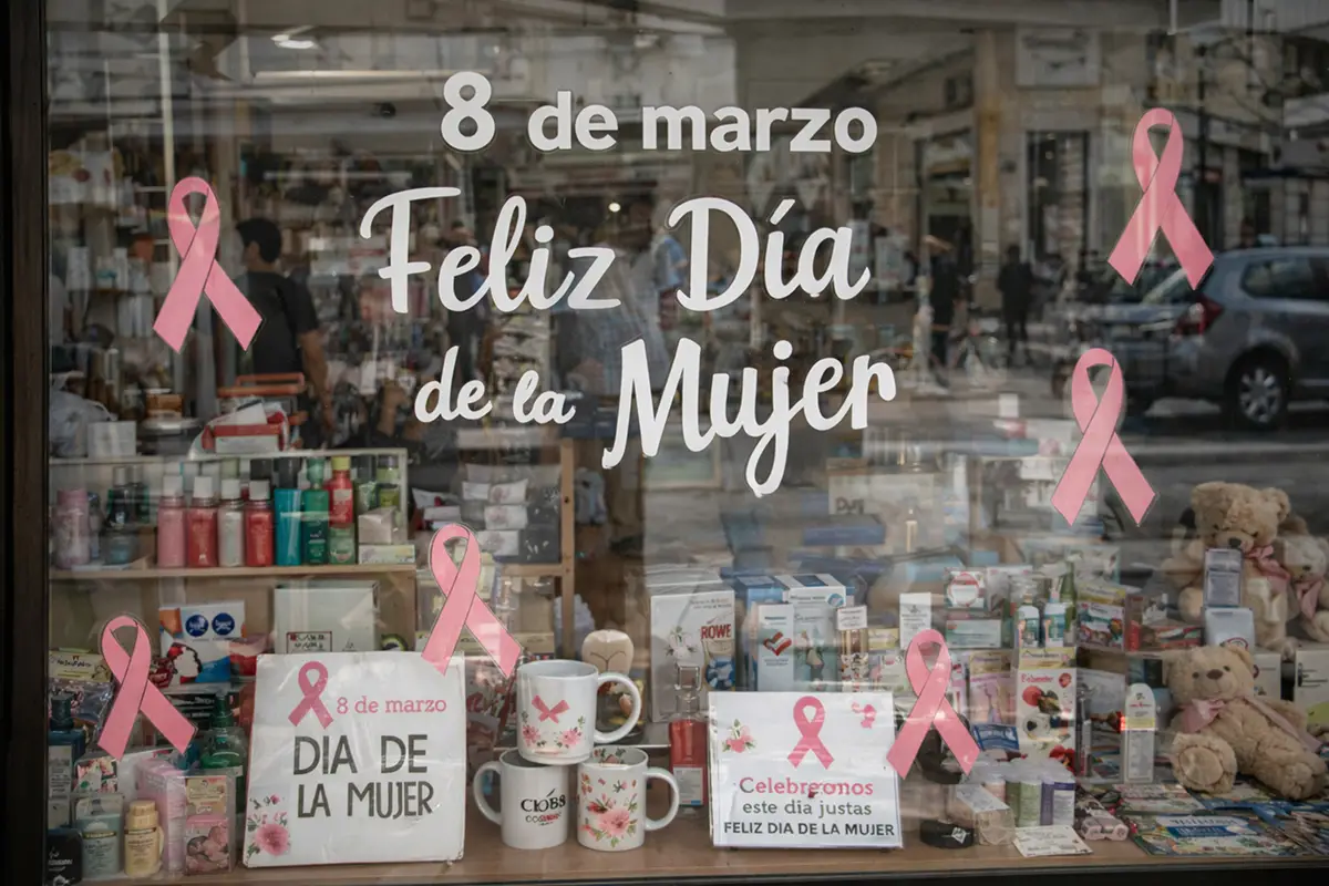 VIDRIERAS. Año a año, en locales del centro capitalino aparecen carteles, regalos y flores con mensajes por el Día de la Mujer.