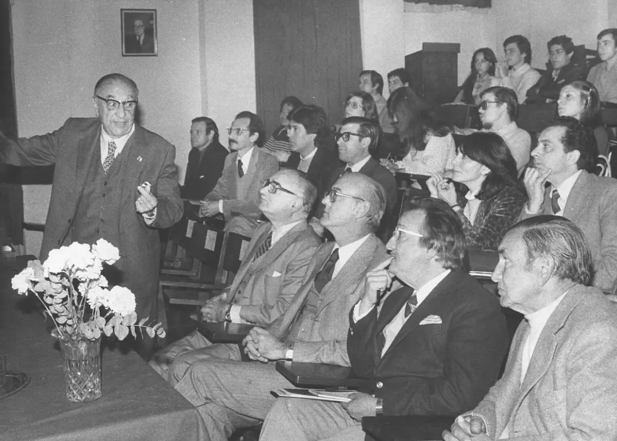1980. El cardiólogo Pedro Cossio diserta ante profesionales y estudiantes sobre el tratamiento de la angina de pecho en el hospital Padilla.