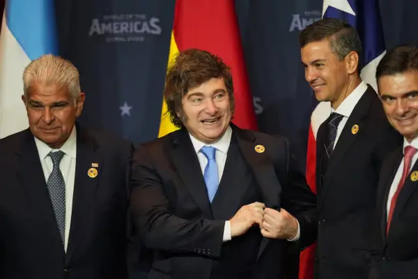 Pulgares arriba, sintonía total y una lapicera de souvenir: el backstage del encuentro Milei-Trump en Miami