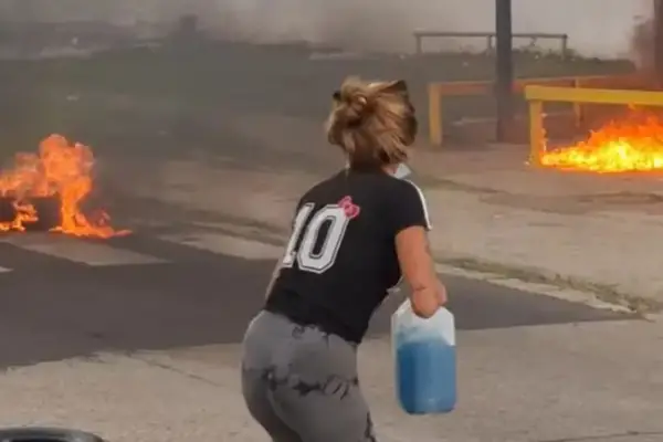 Video: familiares de un preso asesinado en Paraná se prendieron fuego por accidente durante una protesta