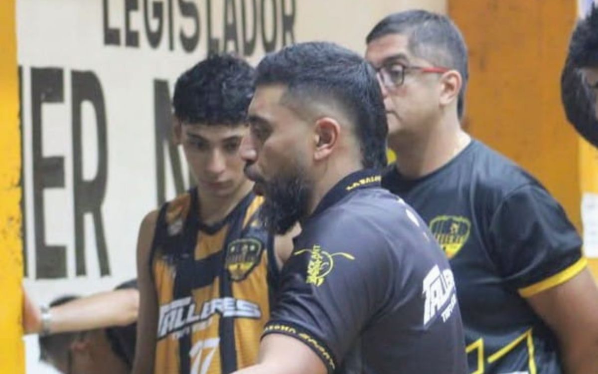 EL ESTRATEGA. Lucas Vega dando indicaciones a sus jugadores.