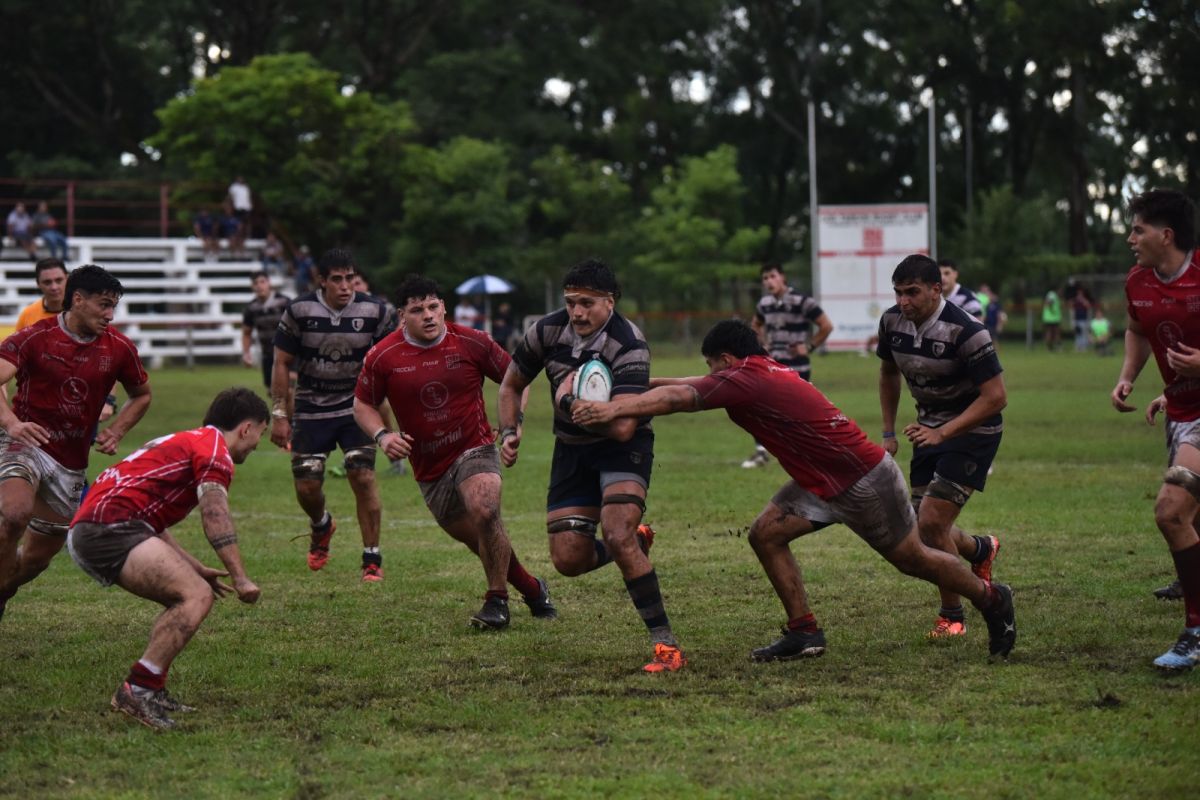 INIVITADOS SORPRESA. La lluvia y el barro fueron los grandes protagonistas de la jornada.