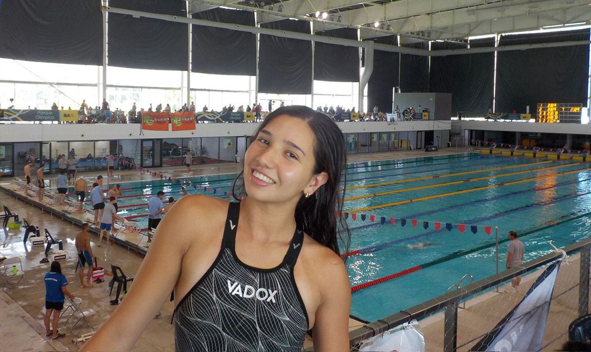 PAULA ARAOZ. Estudiante de Diseño de Indumentaria y nadadora competitiva. Dice que según quién lo diga, el saludo puede abrir una conversación sobre el origen de la fecha.