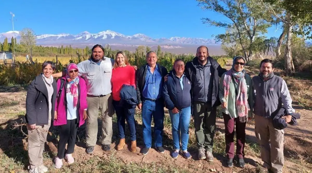 GRUPOS DE TRABAJO. Con los cerros nevados de fondo, investigadores de la Fundacion Miguel Lillo y del INTA involucrados en los experimentos.