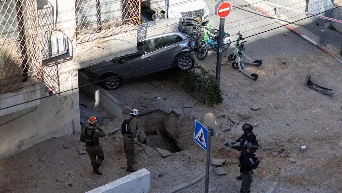 EN TEL AVIV. Una esquirla de un cohete iraní dejó un cráter en una zona urbana de la capital israelí.