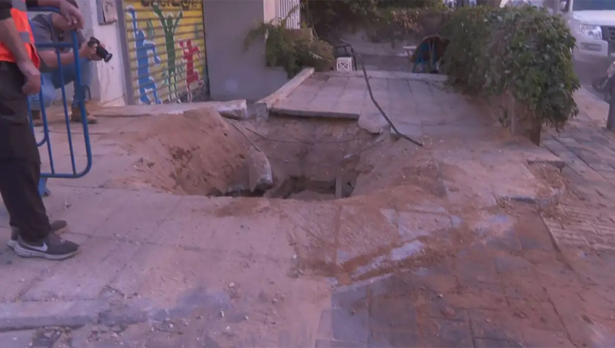 ESQUIRLAS. Trozos de misiles cayeron sobre una zona céntrica de Tel Aviv en el mediodía del domingo.
