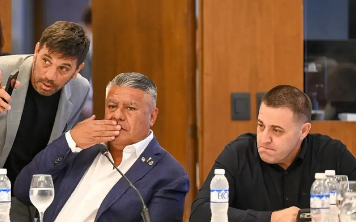 POLÉMCA. Claudio Tapia y Pablo Toviggino, quienes aparecen sentados, son los principales apuntados por las investigaciones del ARCA.