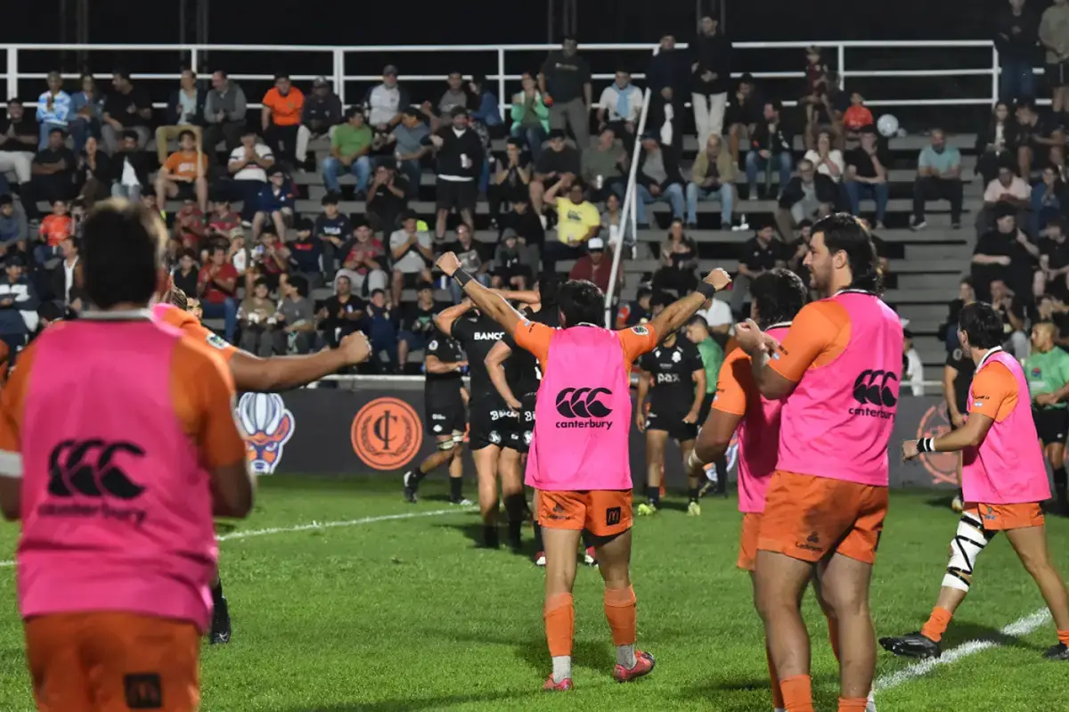 POLÉMICA. El árbitro Nehuén Jauri Rivero convalidó un try dudoso a favor de Tarucas en el duelo frente a Dogos.