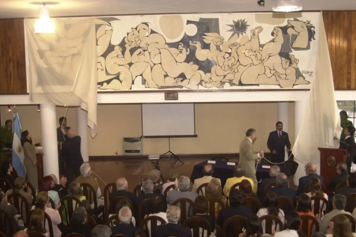 Recuerdos fotográficos: 2004. Se inaugura un mural de Yita Nougués en homenaje a los que diseñaron la Ciudad Hospital