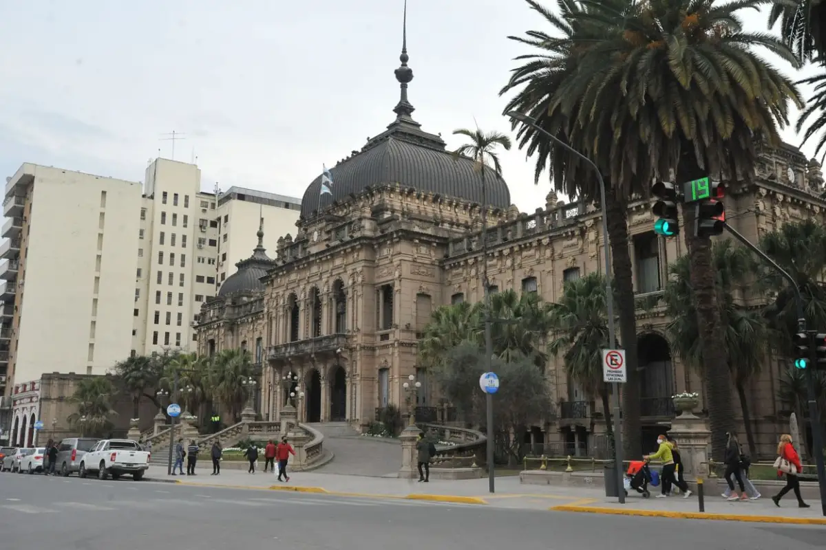 CASA DE GOBIERNO. La caída en los ingresos por recursos de coparticipación federal tiene impacto en las finanzas provinciales, advierten en el PJ.