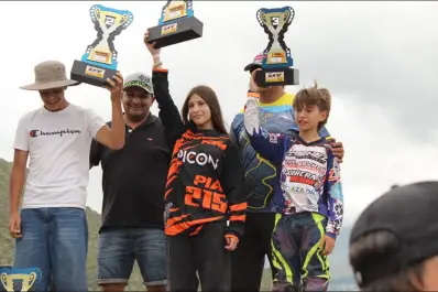 Tiene 14 años, es campeona de motocross y reabre el debate sobre las mujeres en el deporte motor