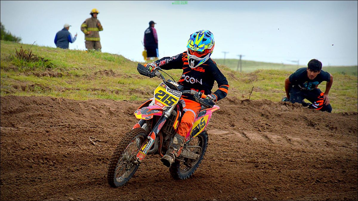 EN PISTA. La joven tucumana compite desde chica y ya suma podios en torneos del NOA frente a rivales varones.