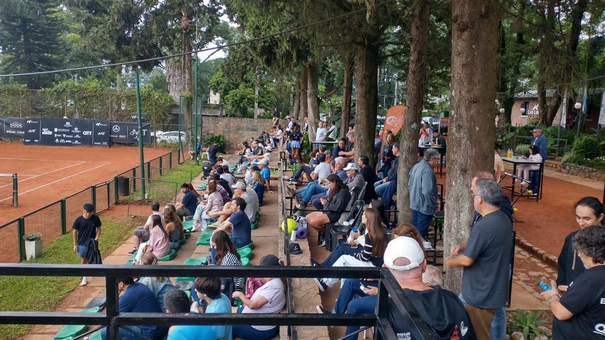 EXPECTANTES. El partido fue intenso y mantuvo entretenidas a las más de 200 personas que se acercaron al club Las Lomitas.