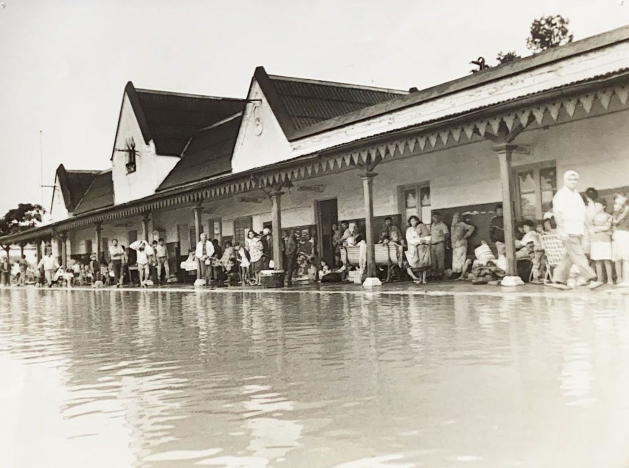 Recuerdos fotográficos: 1992. La gente de La Madrid amanece con el pueblo inundado