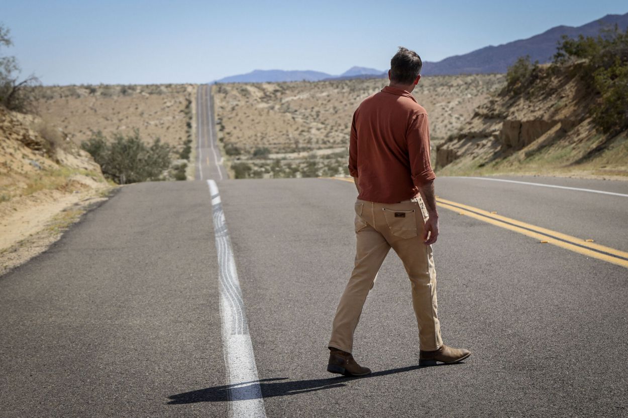 ARTÍFICE. Michael Glaser, encargado de locaciones de “Una batalla tras otra”, en la famosa ruta californiana.