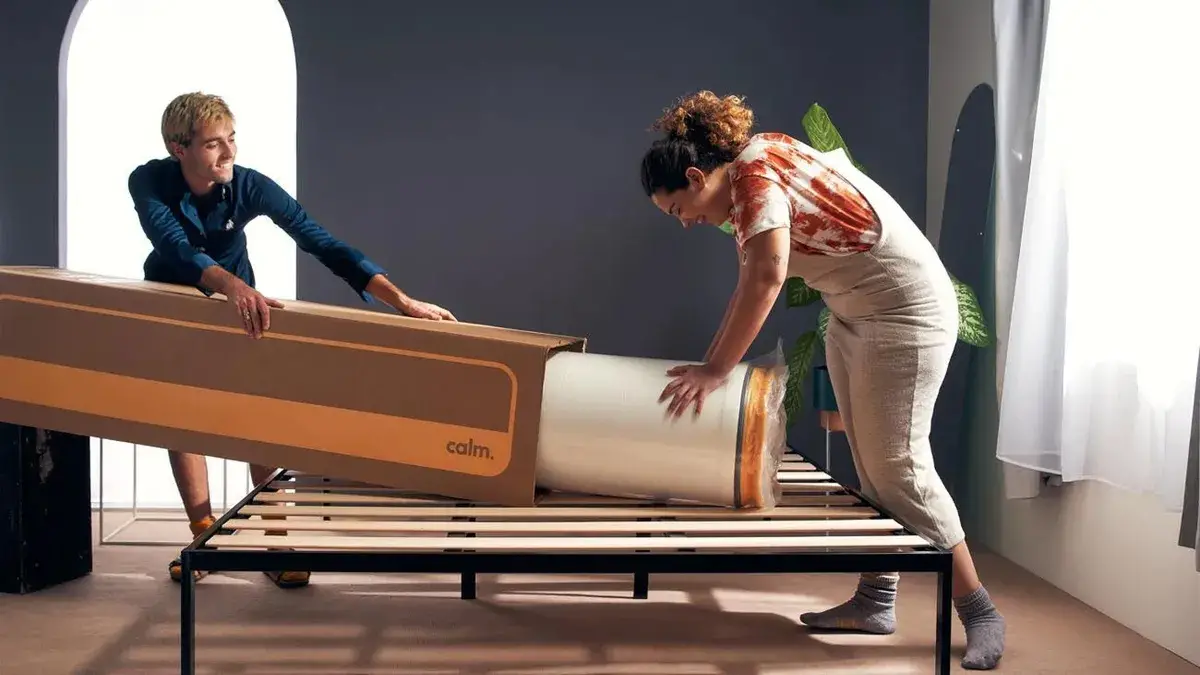 CALM. La marca de colchones que creció en redes, busca editor de video freelance