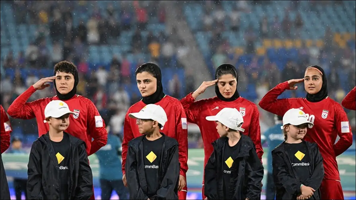 PROTESTA. Integrantes del seleccionado femenino iraní permanecieron en silencio durante la ceremonia previa a su debut en el torneo continental disputado en Australia.