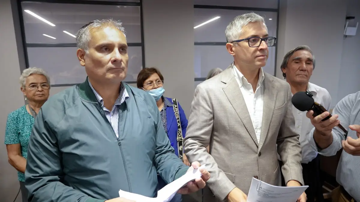 RECLAMOS. Los concejales Canelada y Cobos acompañaron a los vecinos afectados en el proceso.