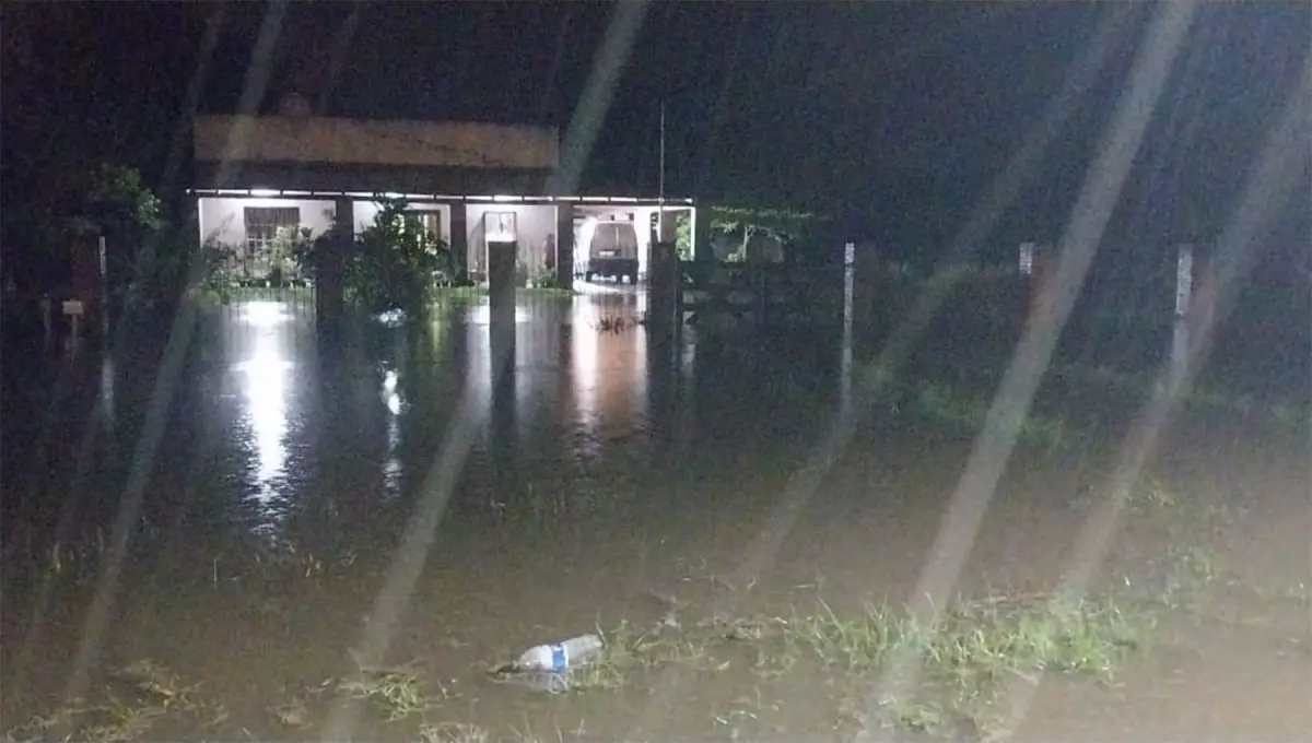 DESBORDES. En Leales el agua entró a las casas, pero las familias pidieron no ser evacuadas. 