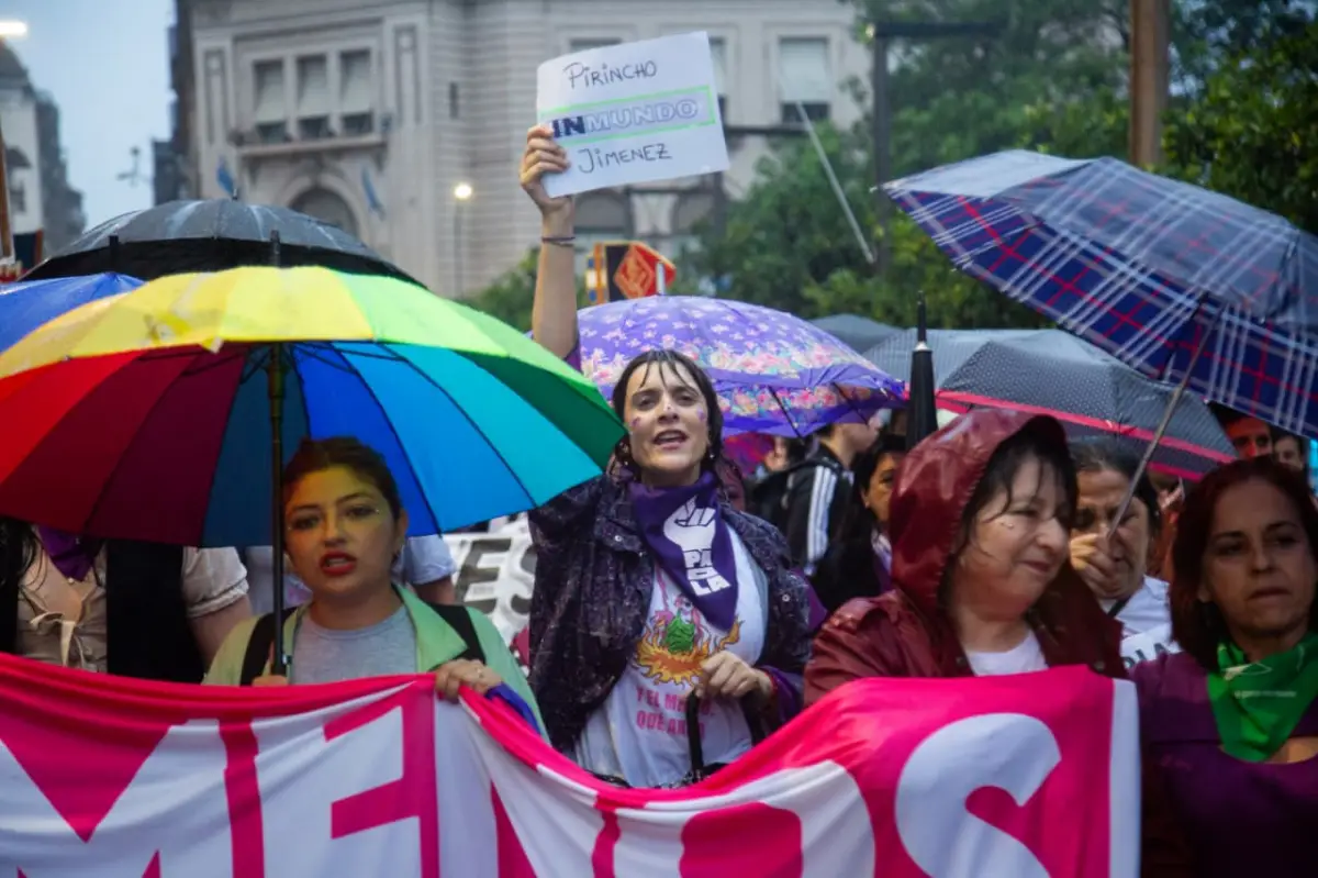 BAJO LA LLUVIA. Las mujeres tucumanas salieron a las calles.