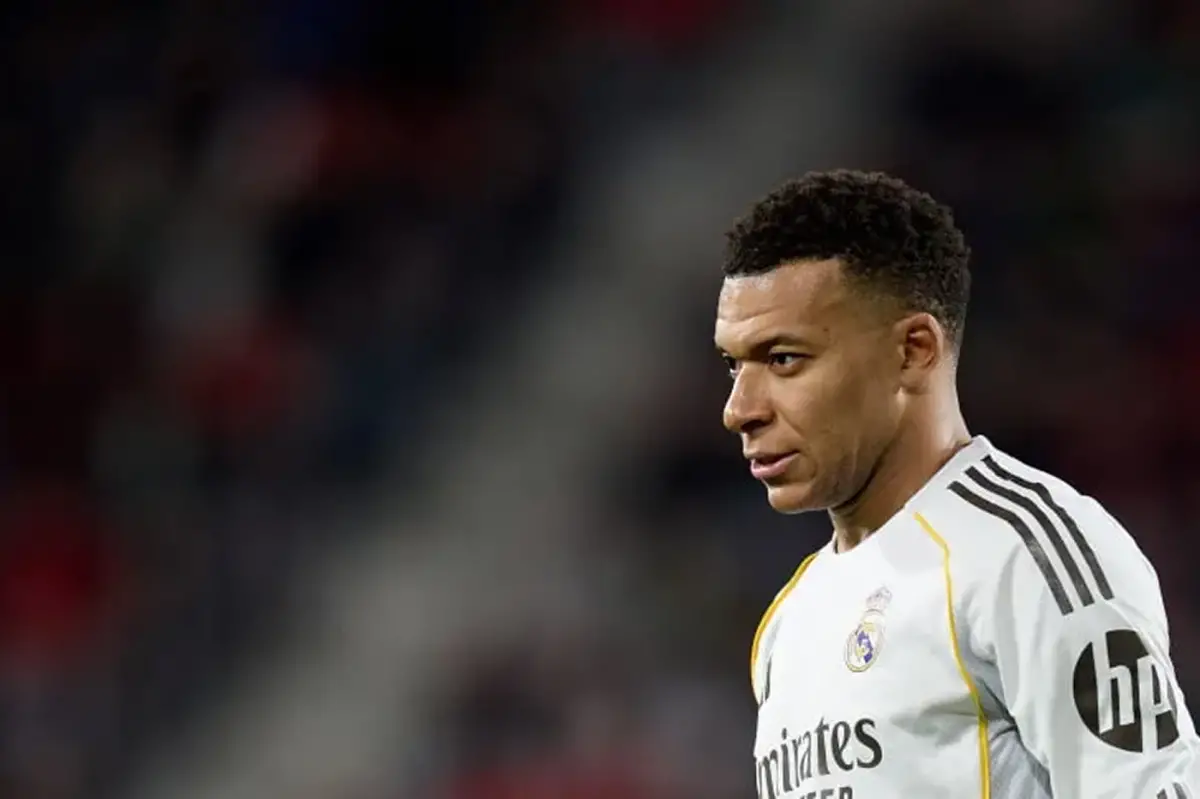 Mbappé viajó a París para tratarse su lesión.