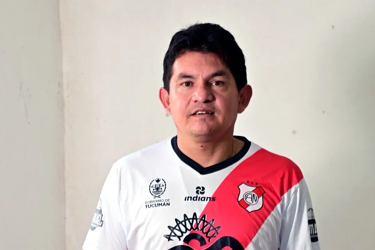 NUEVOS COLORES. Pulguita Rodríguez posó con la camiseta de Ñuñorco.