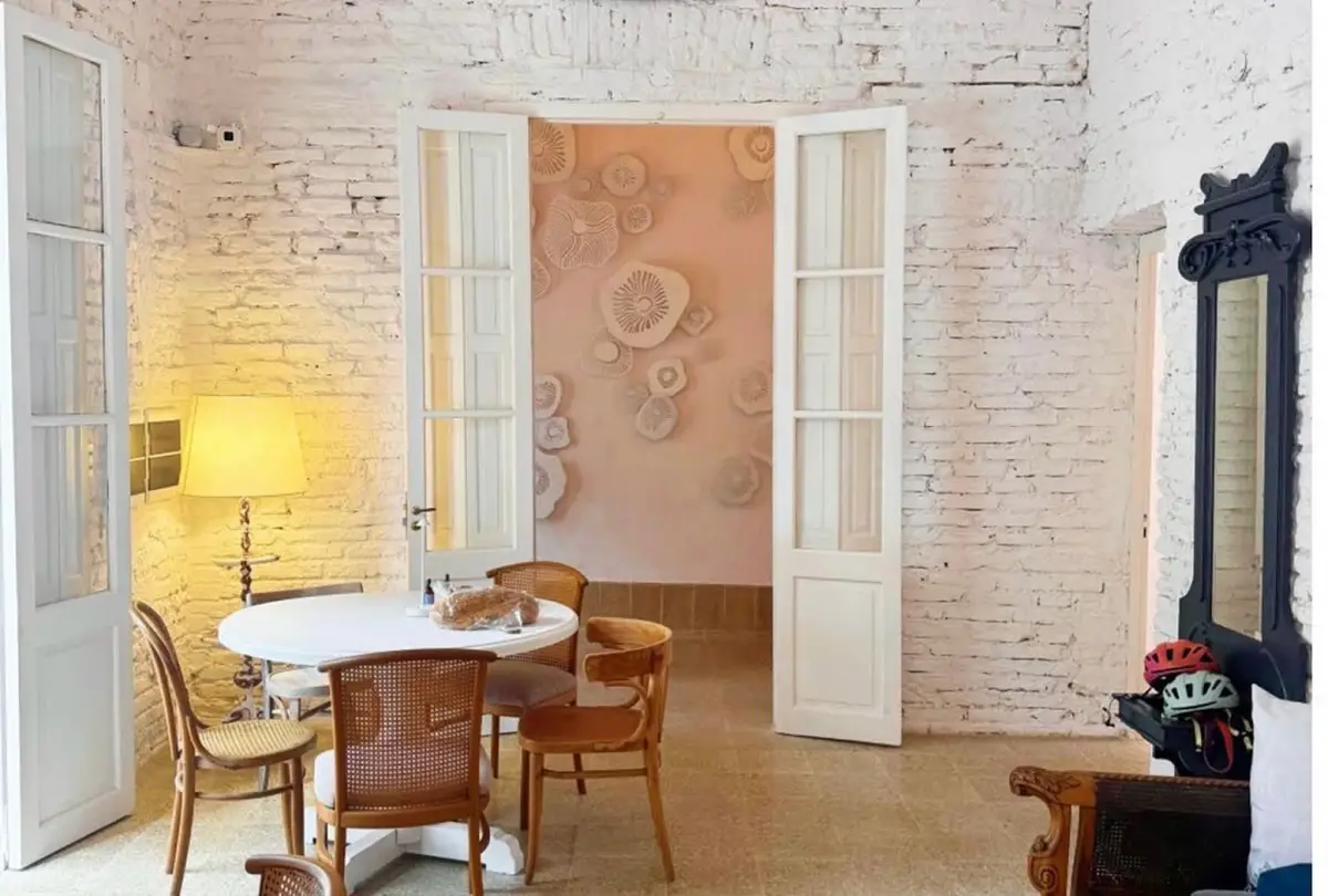 ESPACIOS. Una de las salas del café donde se realizará el taller.