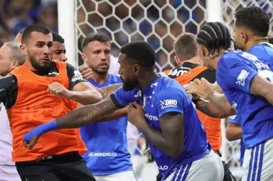 ¡23 expulsados!: Cruzeiro gritó campeón en un clásico que terminó con batalla campal