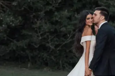 Desde el pogo de Mauricio Macri hasta los invitados más famosos: así fue la boda de Emily Lucius y el sobrino del expresidente