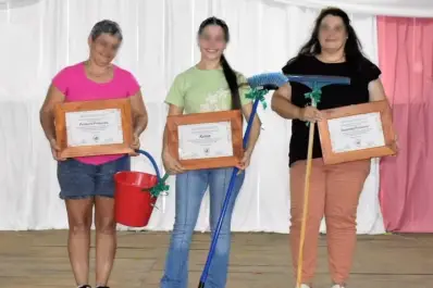 Polémico festejo por el Día de la Mujer en Misiones: regalaron escobas, baldes y escurridores