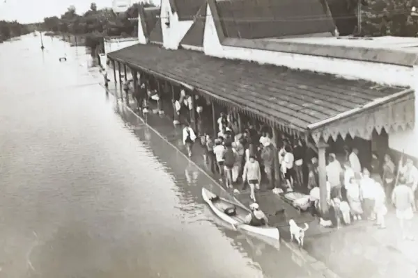 Recuerdos fotográficos: 1992. La gente de La Madrid amanece con el pueblo inundado