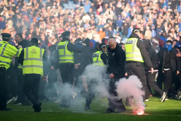 Caos en el Old Firm: invasión, guerra de bengalas e incidentes tras el clásico entre Celtic y Rangers