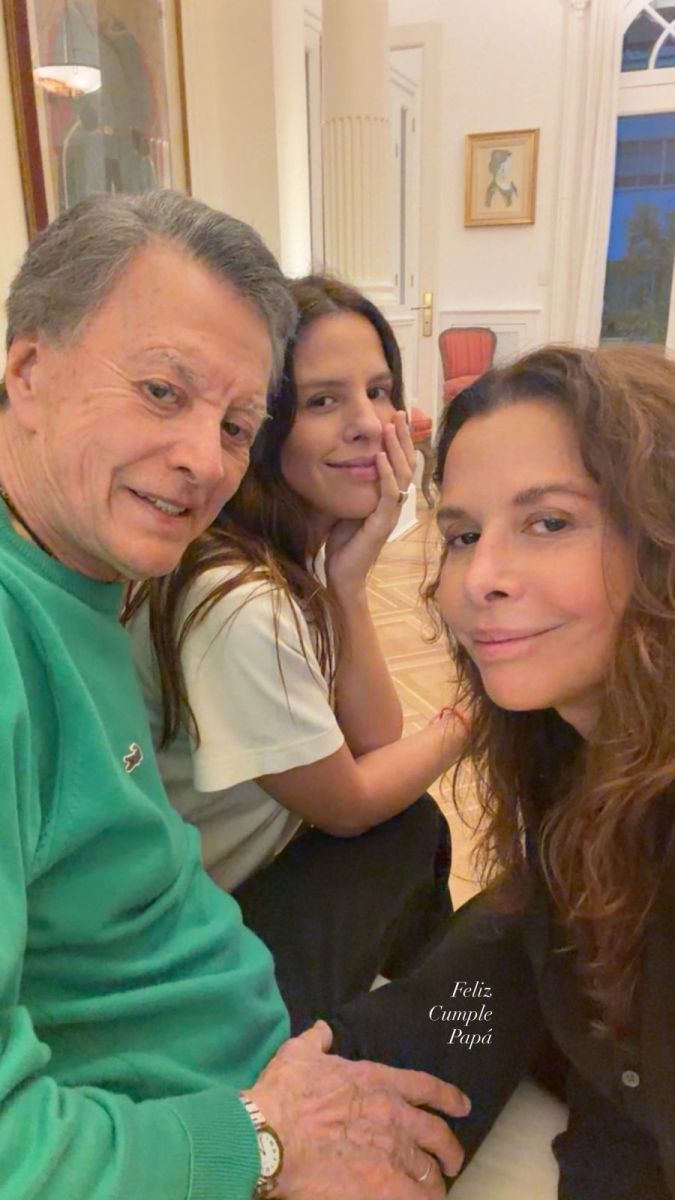 EL TIERNO SALUDO EN LAS REDES DE SUS HIJAS. 