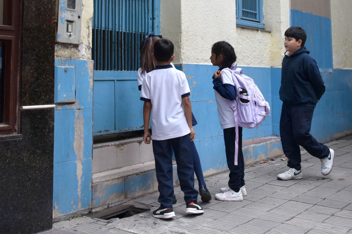 EN ESPERA. Alumnos de primaria y secundaria se encuentran distribuidos en distintas instituciones de la Capital. LA GACETA/ Foto María Silvia Granara 