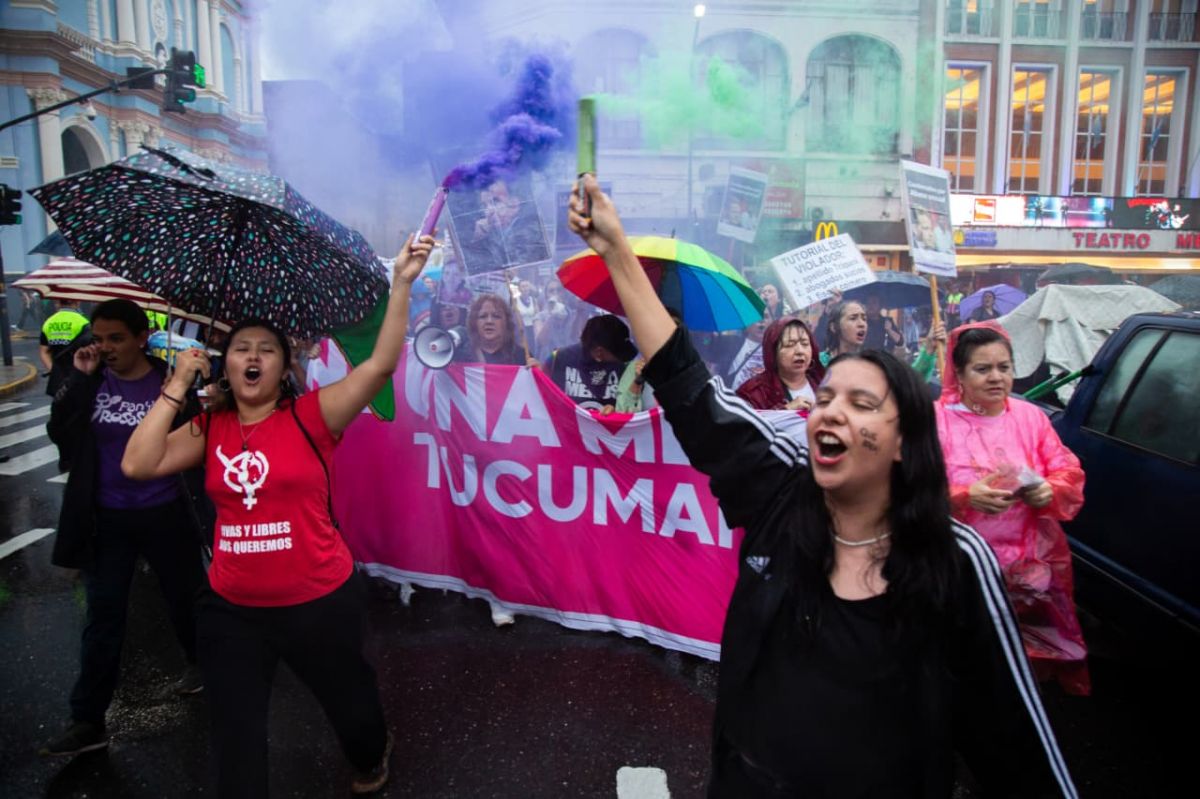 La lluvia no las detuvo: las tucumanas marcharon con un fuerte reclamo a la Justicia
