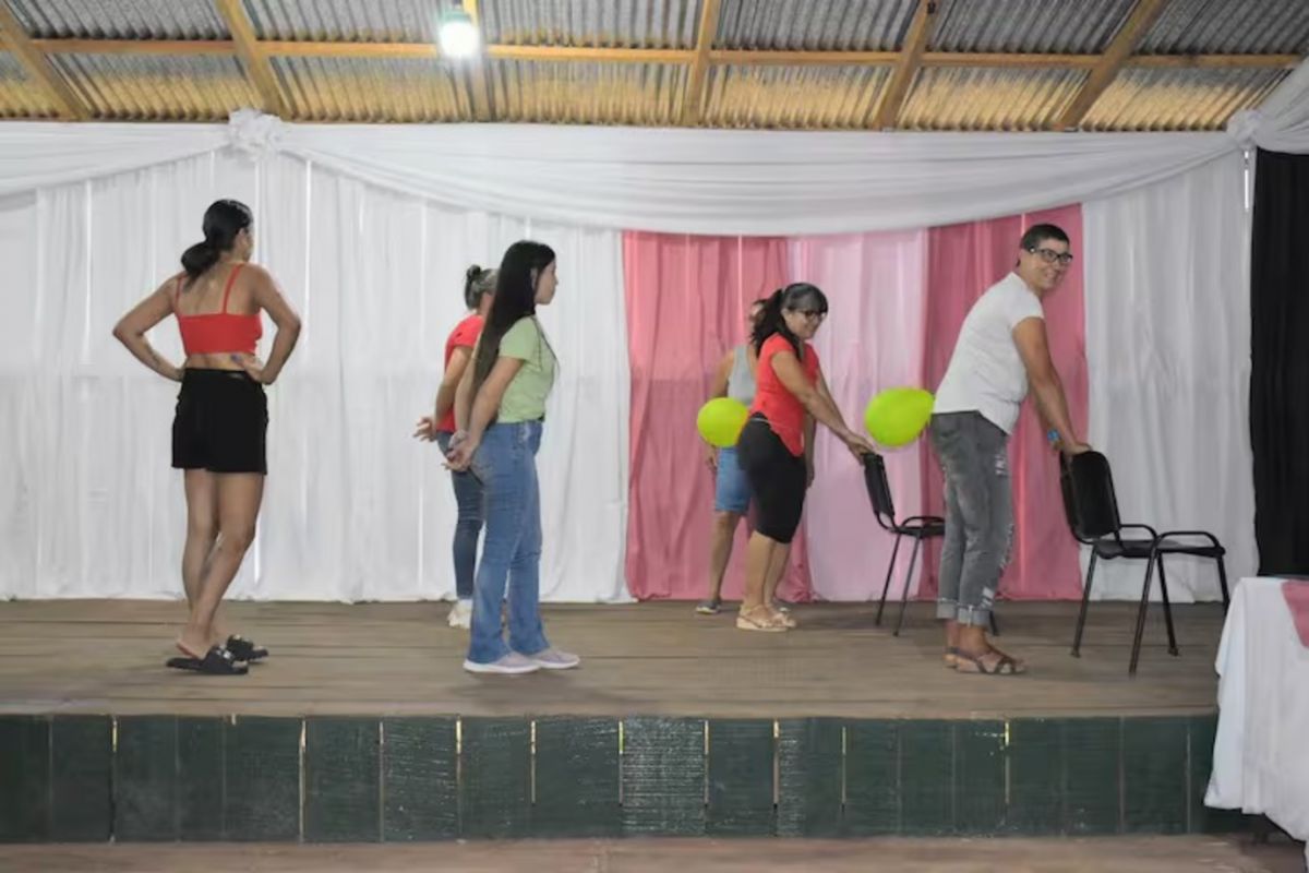 Polémico festejo por el Día de la Mujer en Misiones: regalaron escobas, baldes y escurridores