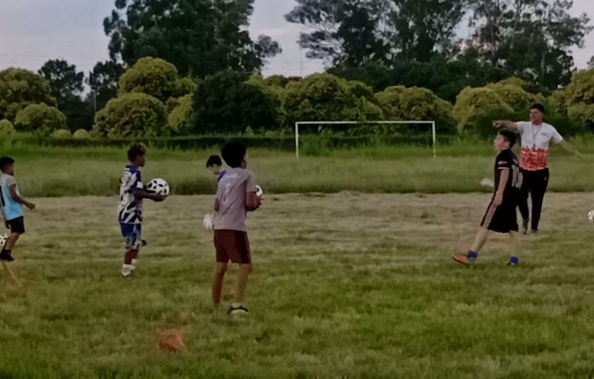 TODOTERRENO. Además de dirigir a la primera, Pato colabora con todas las categorías.