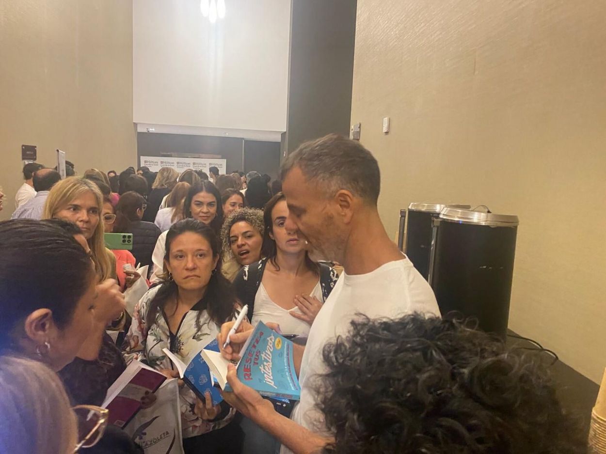 INTERCAMBIO. El médico interactuó con los asistentes al taller.