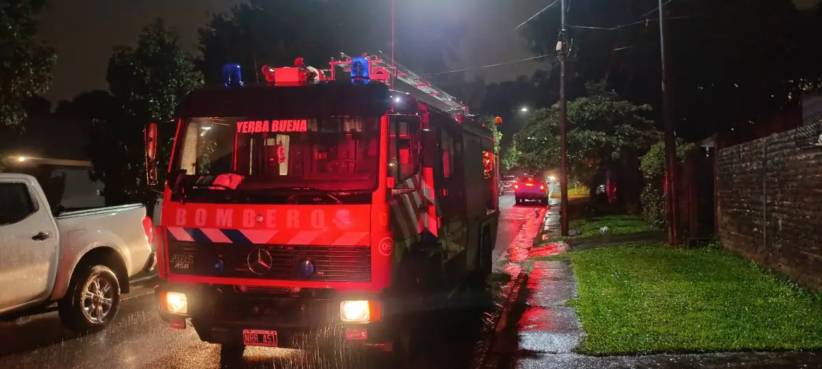 Voraz incendio en Yerba Buena: una vivienda sufrió pérdidas totales y trabajan seis dotaciones de bomberos