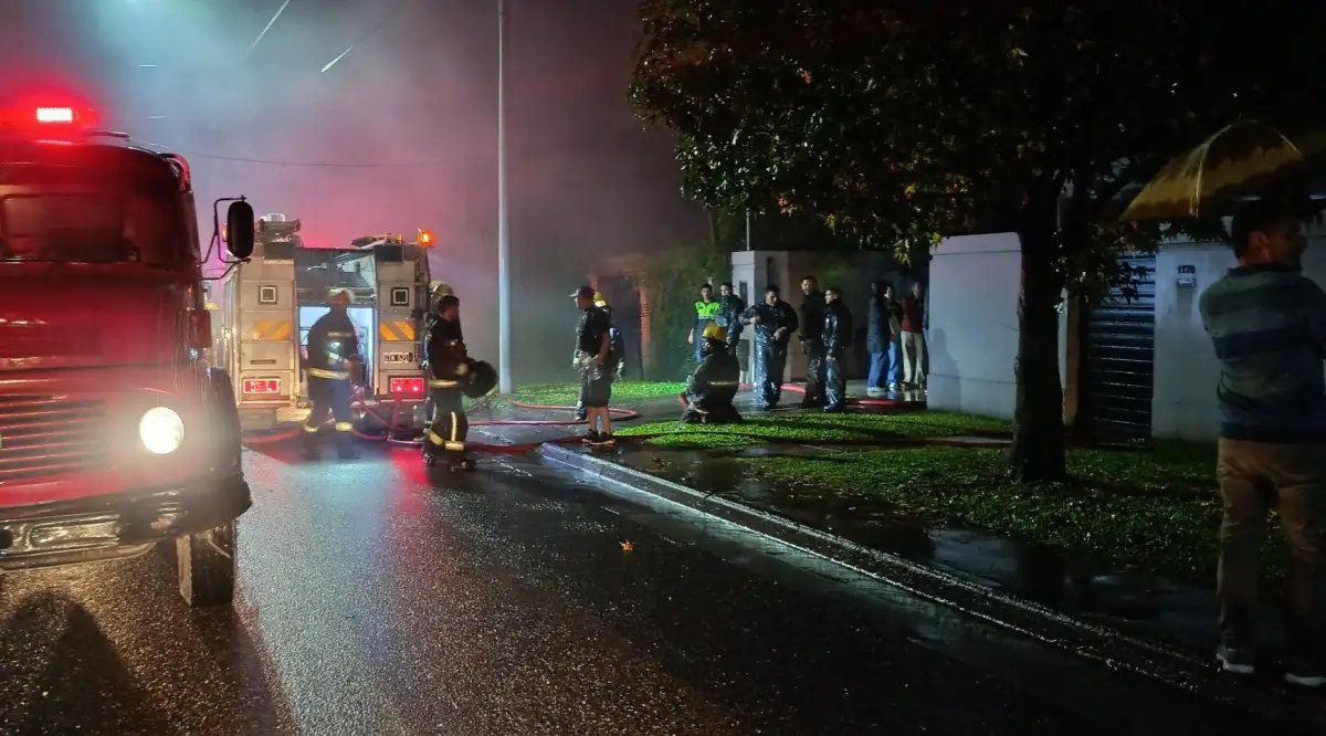 Bomberos luchan contra el fuego. Uno de ellos cae de rodillas. 