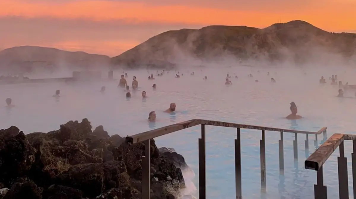 Atardecer en la Laguna Azul, Islandia, uno de los baños comunitarios más famosos. 