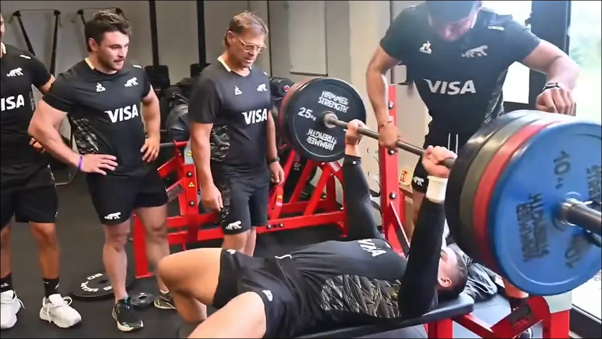 ENTRENAMIENTO. Los jugadores de Los Pumas realizaron ejercicios de fuerza y potencia durante una jornada de trabajo en el gimnasio en el Camp que se desarrolla en Londres.