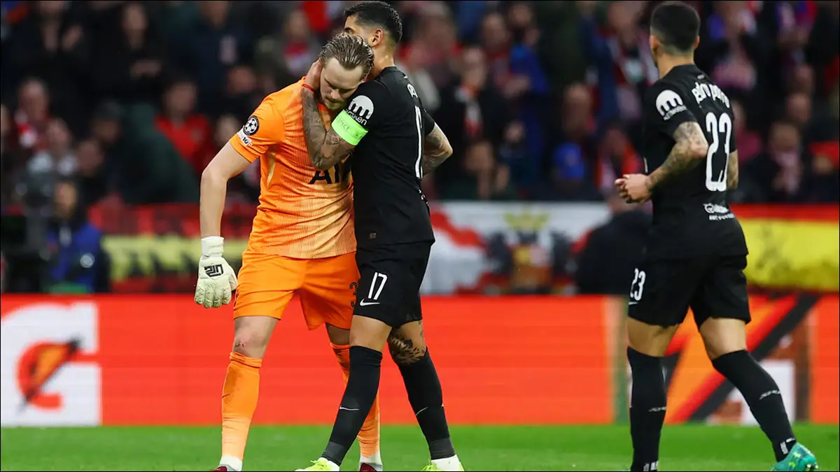 ERRORES. Antonín Kinský tuvo una tarde complicada en el Metropolitano y fue reemplazado tras dos equivocaciones que derivaron en goles del Atlético de Madrid.